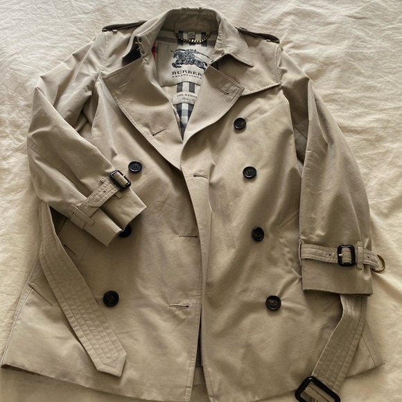 Authentic Burberry Kensington short trench coat - Picture 2 of 14